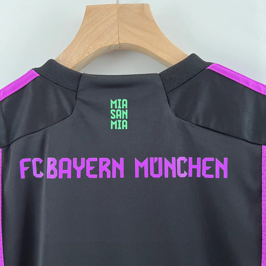 Conjunto Bayern de Múnich 23-24 Visitante (Niño)