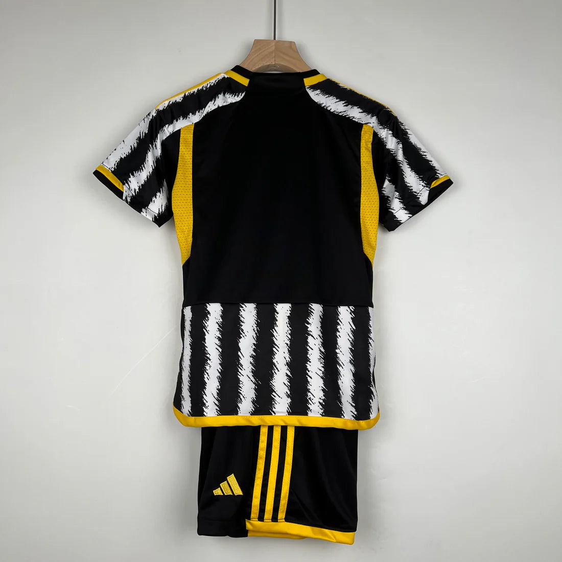 Conjunto Juventus 23-24 Local (Niño)